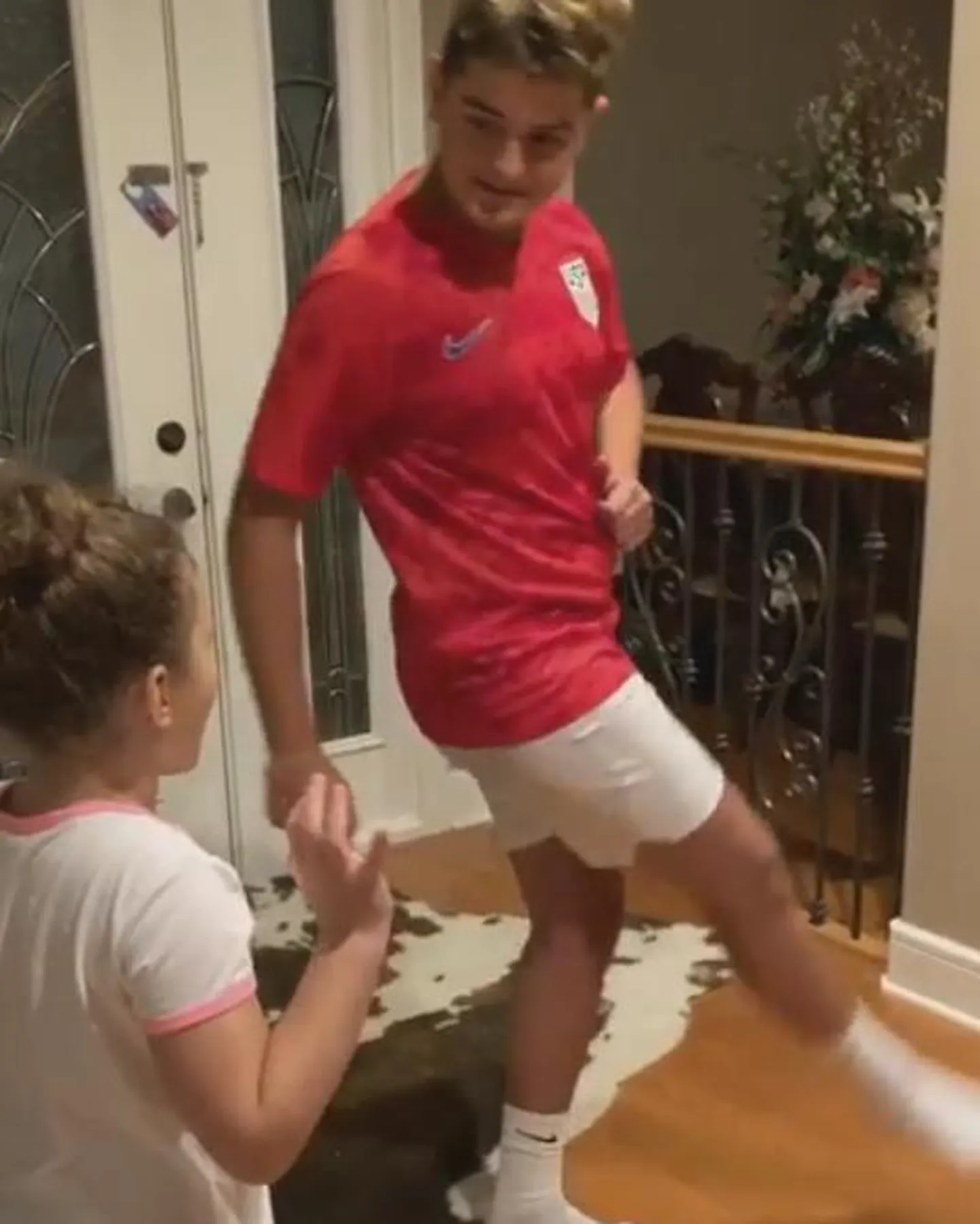 Brālis izrauj māsai piena zobu ar futbola bumbas palīdzību.