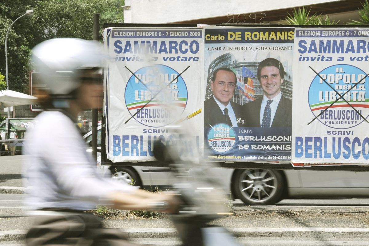 Плакаты избирательного альянса «Народ свободы» (Il Popolo della Libertà) во главе с премьер-министром Италии Сильвио Берлускони перед европейскими выборами 2009 года.