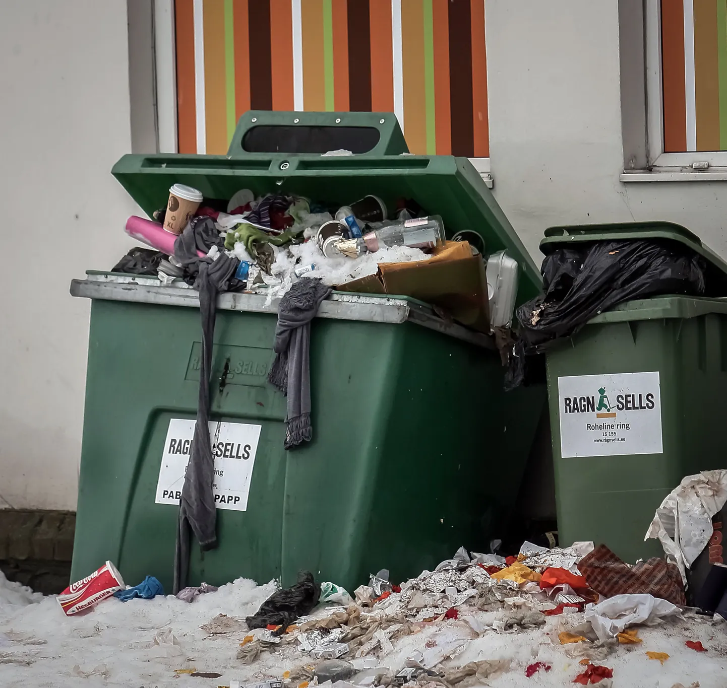 Pikk 12 juures seisavad tühjendamata prügikastid.