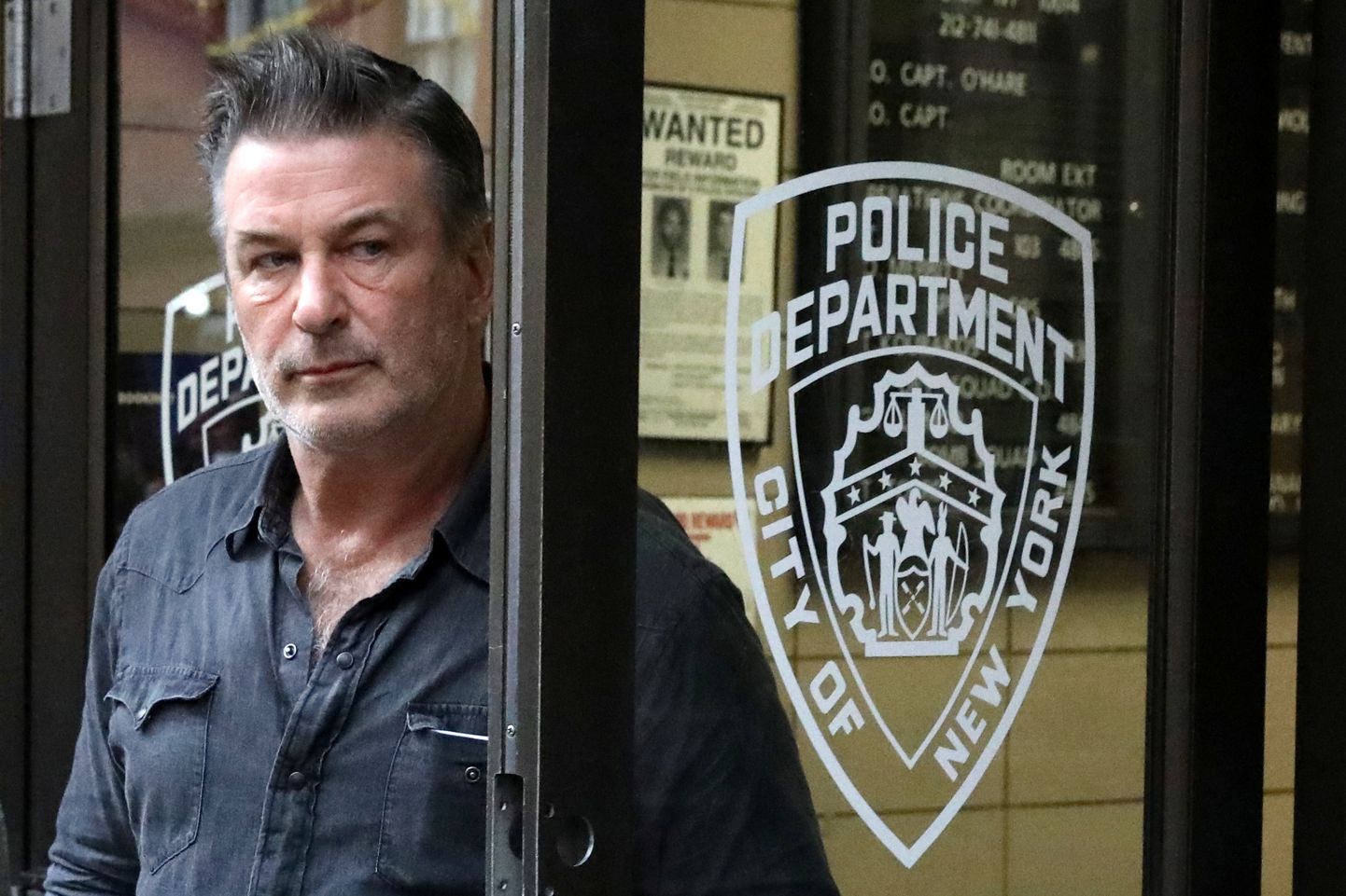 Aleks Boldvins pamet policijas iecirkni Ņujorkā.