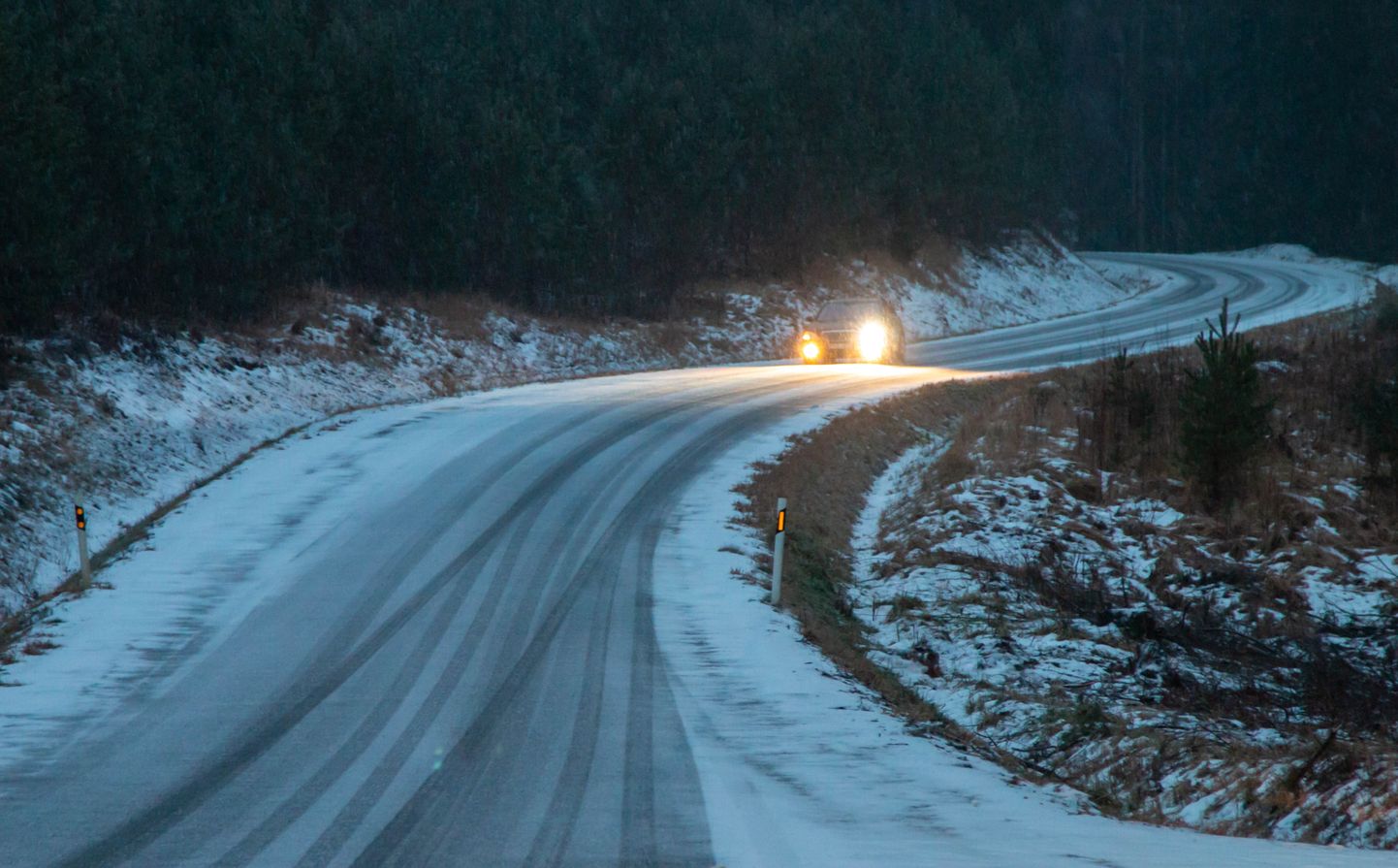 Maanteeamet lõpetas Pärnumaal ja veel nelja maakonna kõrvalteedel kehtinud rasked ilmaolud.