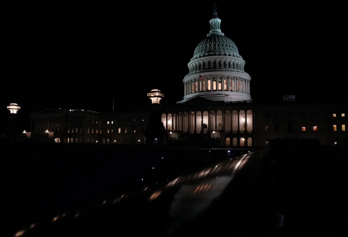 Valgustatud Kapitoolium pärast seda, kui esindajatekoja spiiker Kevin McCarthy ja president Joe Biden võlalae tõstmises põhimõttelise kokkuleppe saavutasid