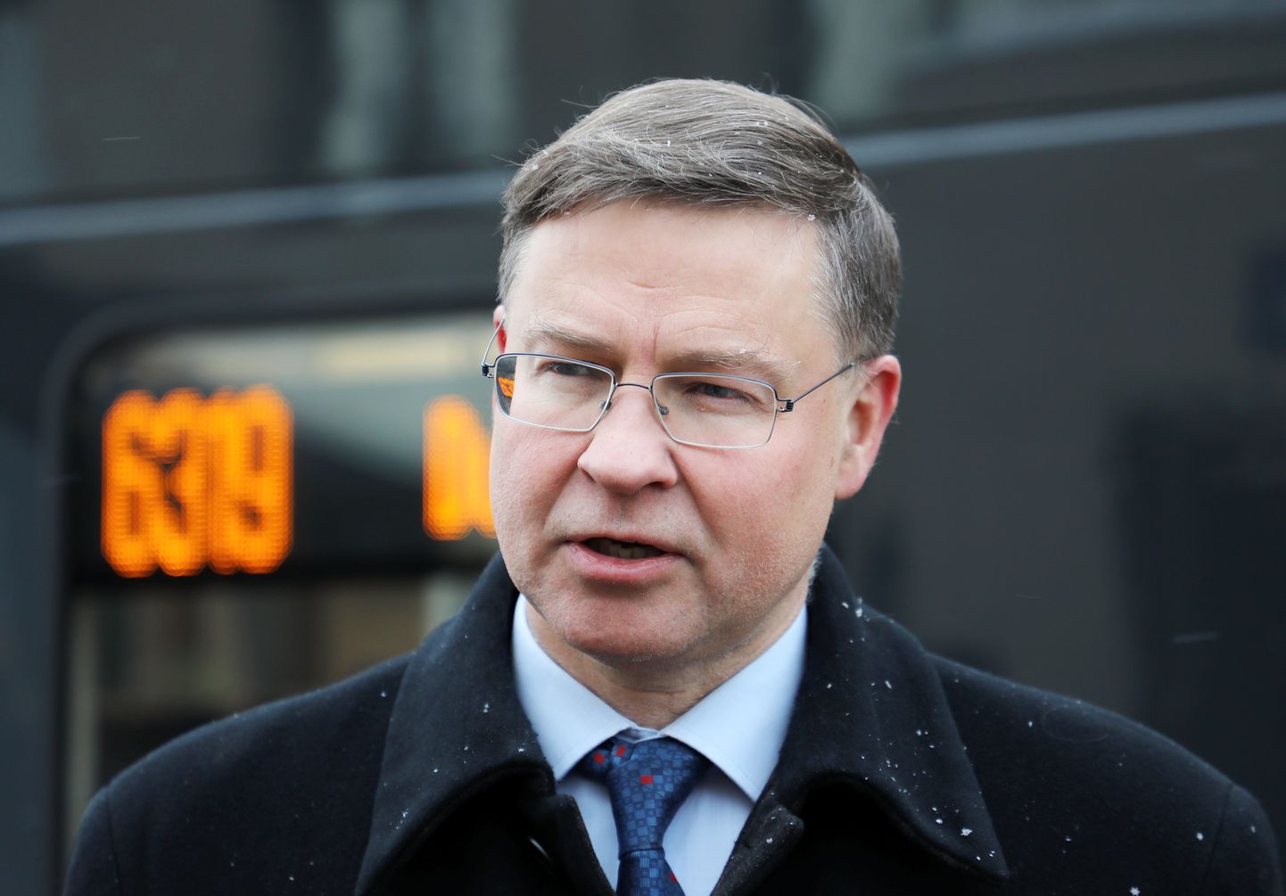 Eiropas Komisijas priekšsēdētājas izpildvietnieks Valdis Dombrovskis piedalās jauno elektrovilcienu "Vivi" pārvadājumu uzsākšanas svinīgajā pasākumā Rīgas Centrālajā dzelzceļa stacijā.