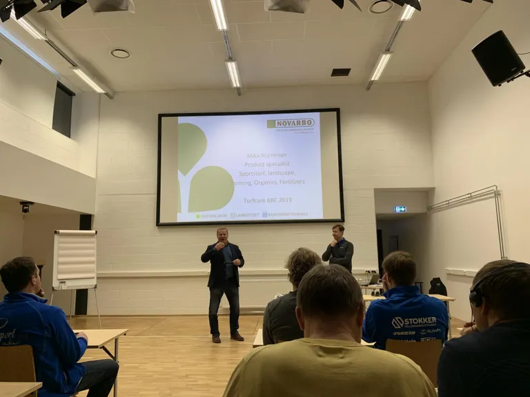 Eesti Jalgpalli Liidu igaaastasel muruhooldust käsitleval seminaril astusid üles Mika Nurminen Soomest ja alaliidu infrastruktuuri osakonda juhtiv Targo Kaldoja (keskel).