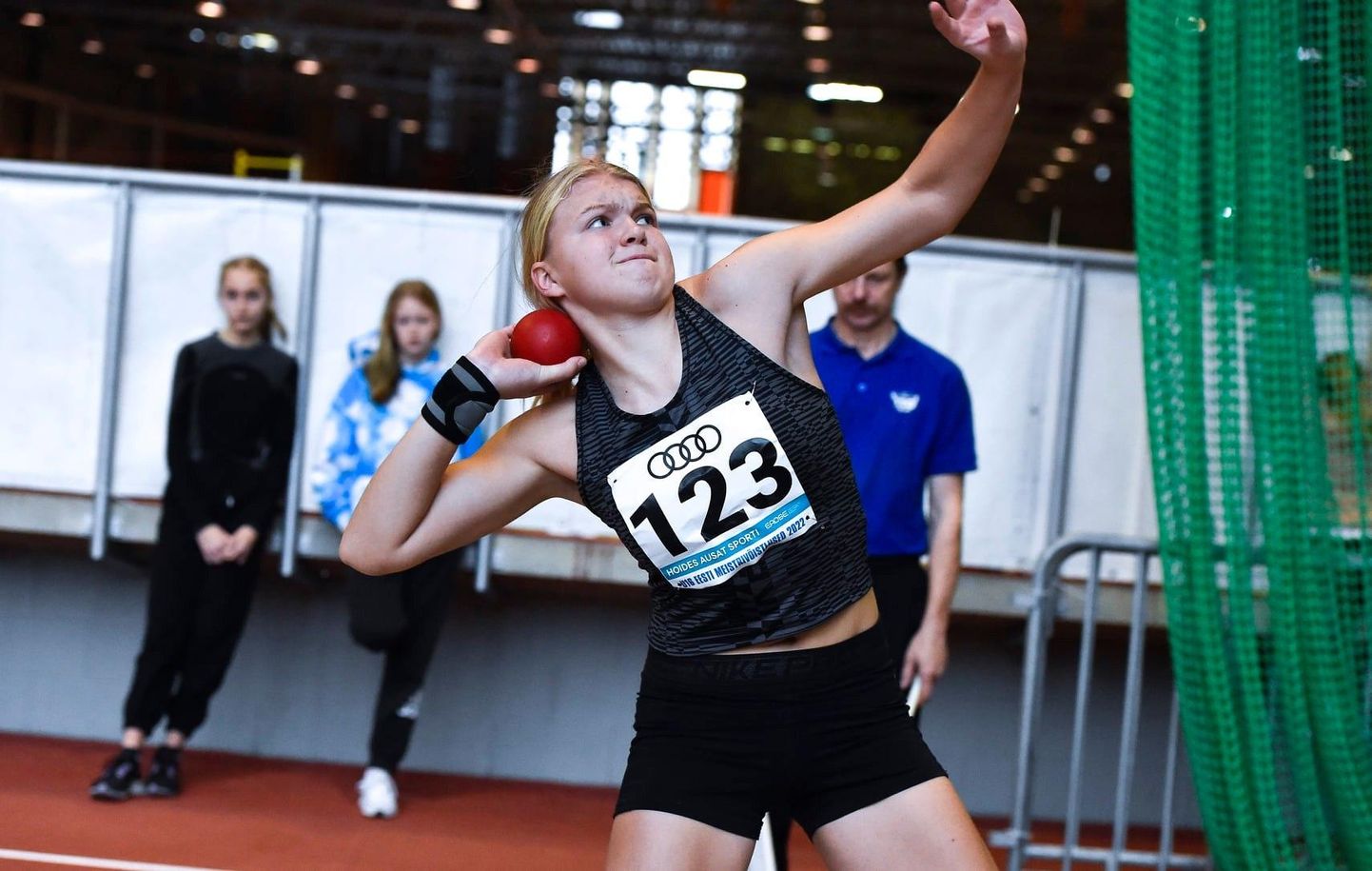 Eesti meistriks tulnud Kristella Tiri kuuli tõukamas.