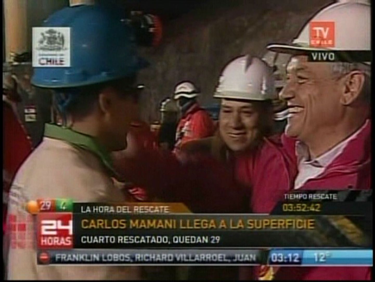 Neljandana päästetud Boliivia kaevur Carlos Mamani (vasakul) kohtub Tšiili president Sebastian Piñeraga (paremal).