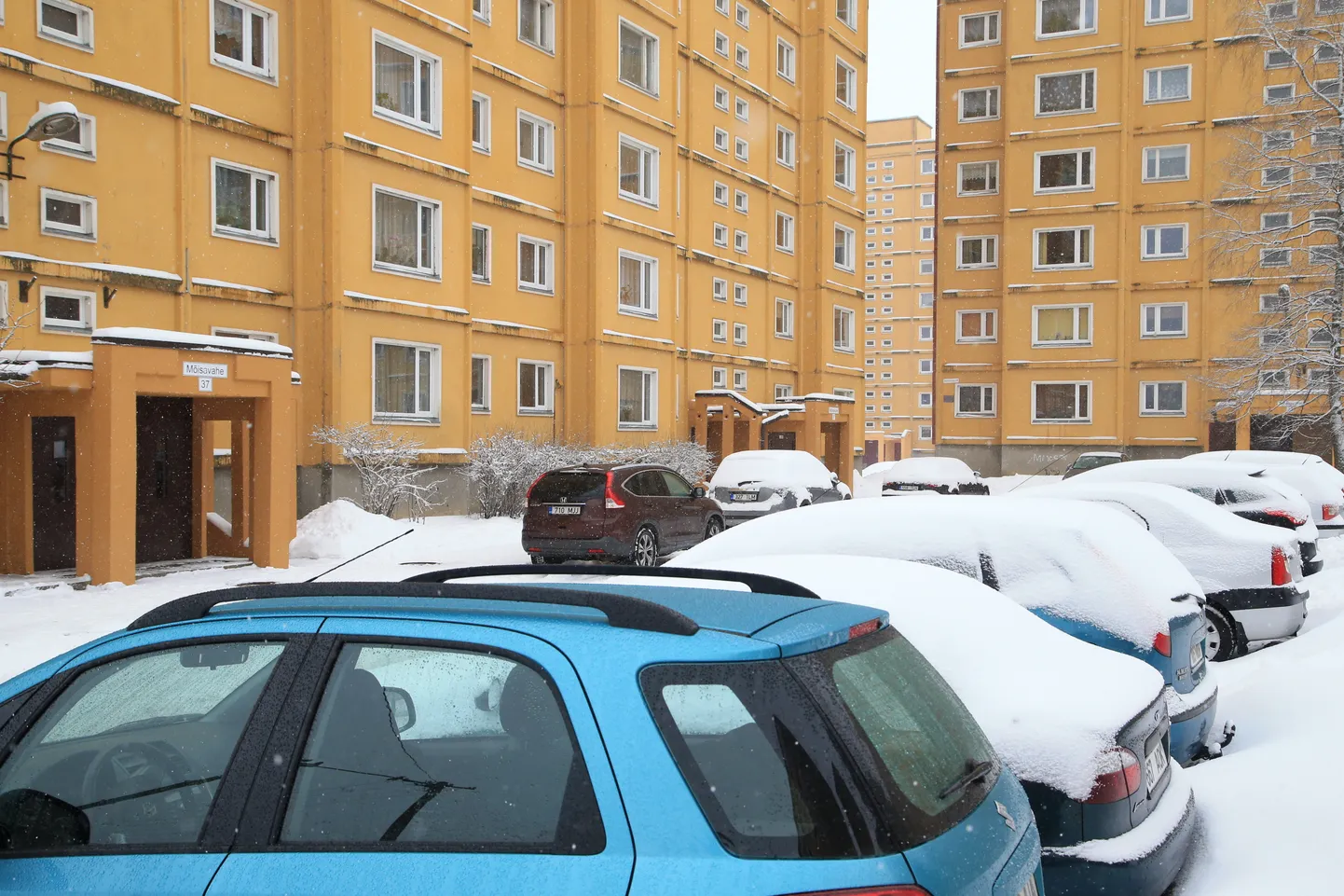 Pildil parkivad autod Annelinnas.