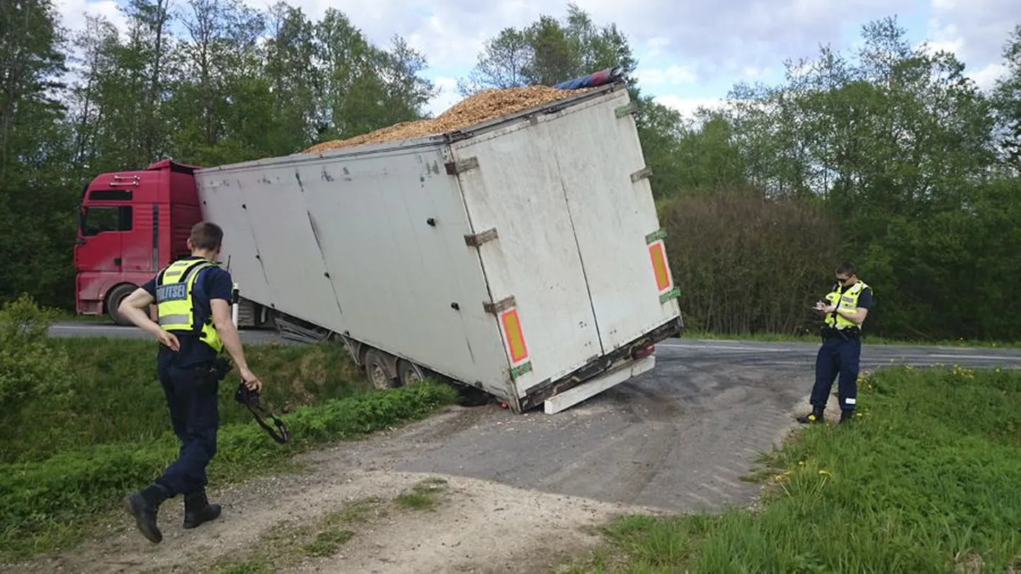 Hakkpuidukoormat vedava sõiduki ratas sattus metsateelt maanteele välja keerates liiga kraavi lähedale ning selle koha peal andis teekate järele ja murdus.