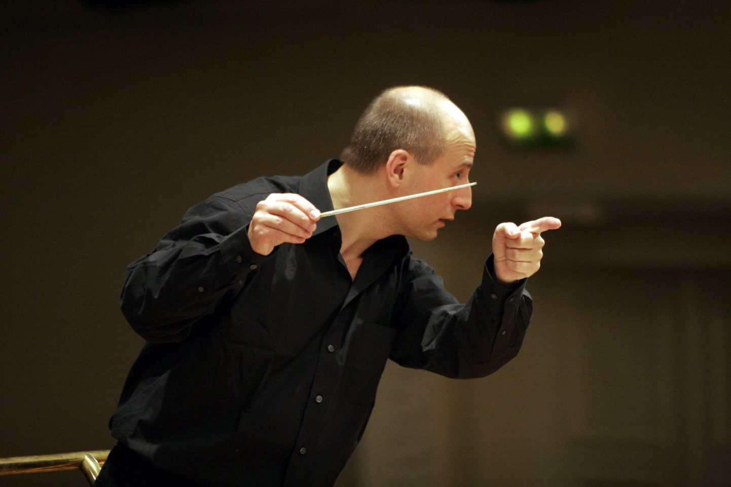 Dirigent Paavo Järvi aktsioonis.