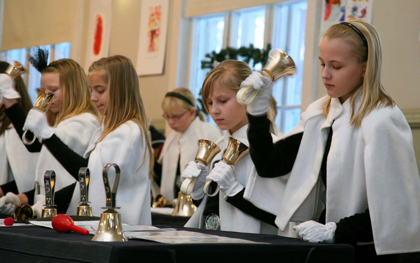 Pärnu Raeküla Vanakooli keskuses astusid neljanda advendi kontserdil üles Agapella noorteansambel ja vokaalansambel Juicy ning avati Pärnu lasteküla joonistuste näitus.