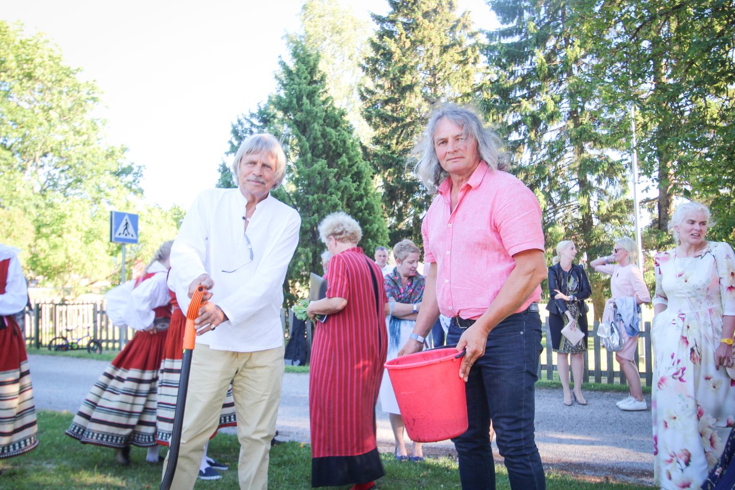 KASVA, KASVA PUUKENE: Vilistlased Vello Kald (vasakul) ja Kalle Kolter istutasid koolimaja ette puu.