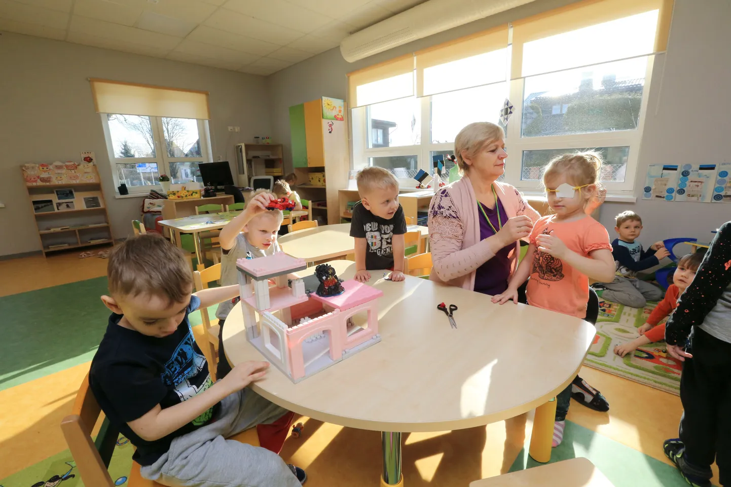 Ülenurme Tõrvandi lasteaia Rüblik uutesse ruumidesse kolinud Lepatriinude rühma 4–5-aastased mudilased on väga tegusad. Mõni päev tagasi olid kõik Lepatriinud suures õhinas mereröövliteks hakanud ning õpetaja abil Heli Sepal tuli aidata ka Karolale silmaside õigesti pähe seada.