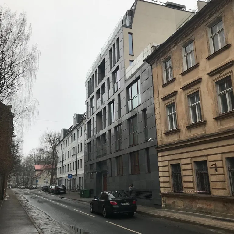 Фирма Baltthermo, которая получала деньги из компании офшоров, зарегистрирована в паре улиц от главного офиса Swedbank - на улице Старая Русас. Здесь в квартире зарегистрировано 60 фирм.