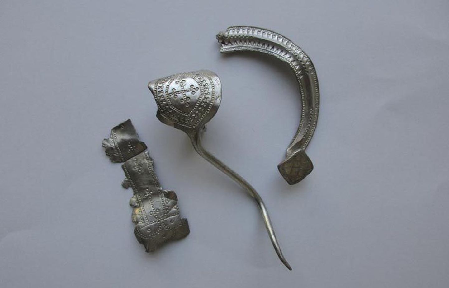 Lisaks müntidele leiti Soomeverest ka ehteid. Fotol on hoburaudsõle nõel ja kaarefragment koos käevõru katketega.