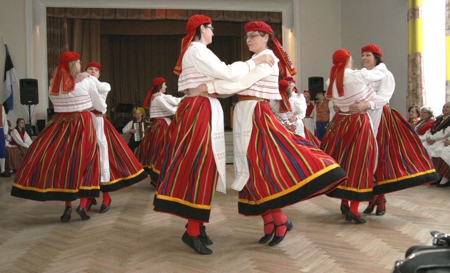 Kohalike rühmade eelprooviks oli veebruaris toimunud Rääma folklooripidu. Tantsukaari tõmbab pildil rahvatantsuansambel Kajakas.