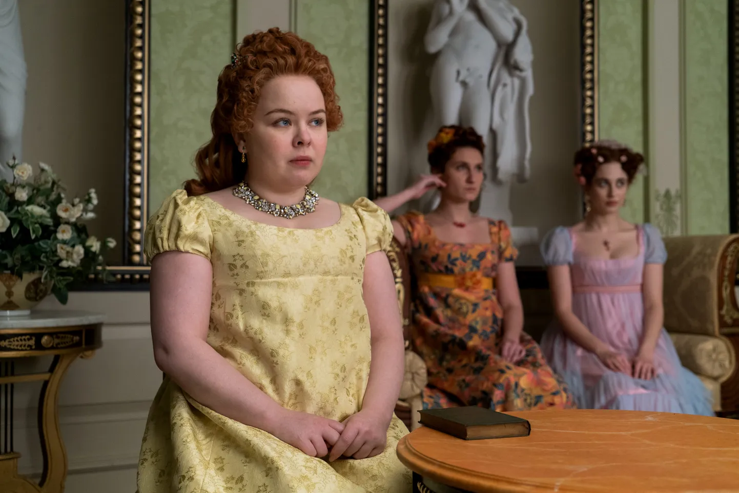 Netflixi sari «Bridgerton». Pildil näitleja Nicola Coughlan, kes mängib tegelast nimega Penelope Featherington.