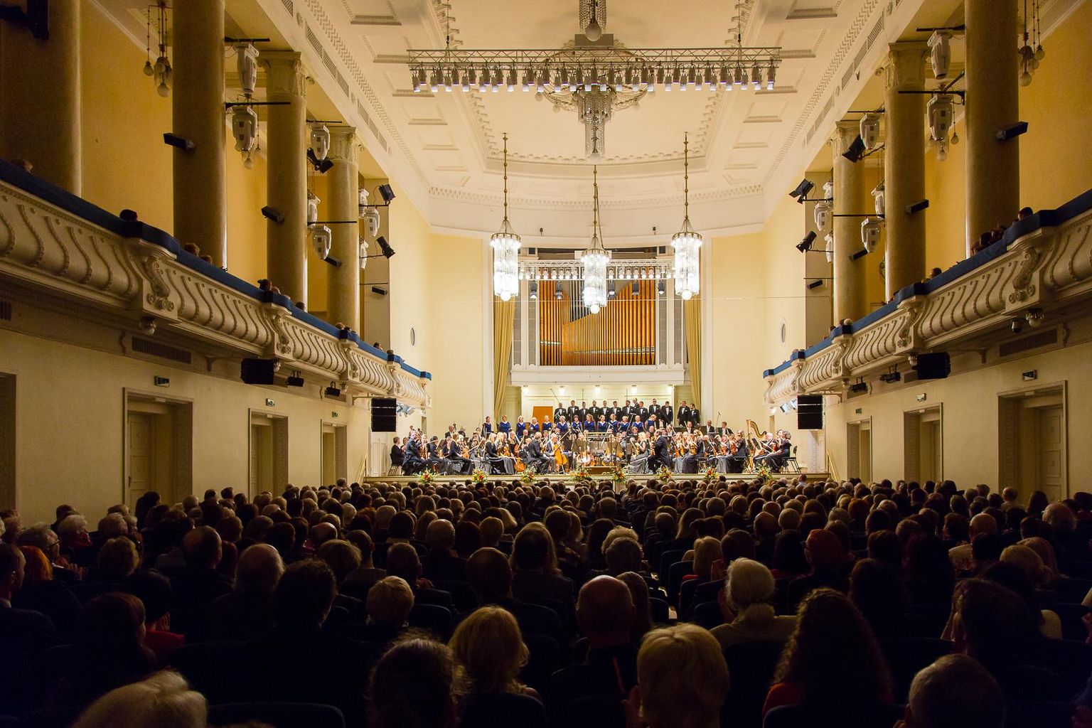 ERSO hooaja lõppukontsert Estonia kontserdisaalis, kuhu Brahms ära ei mahtunud.