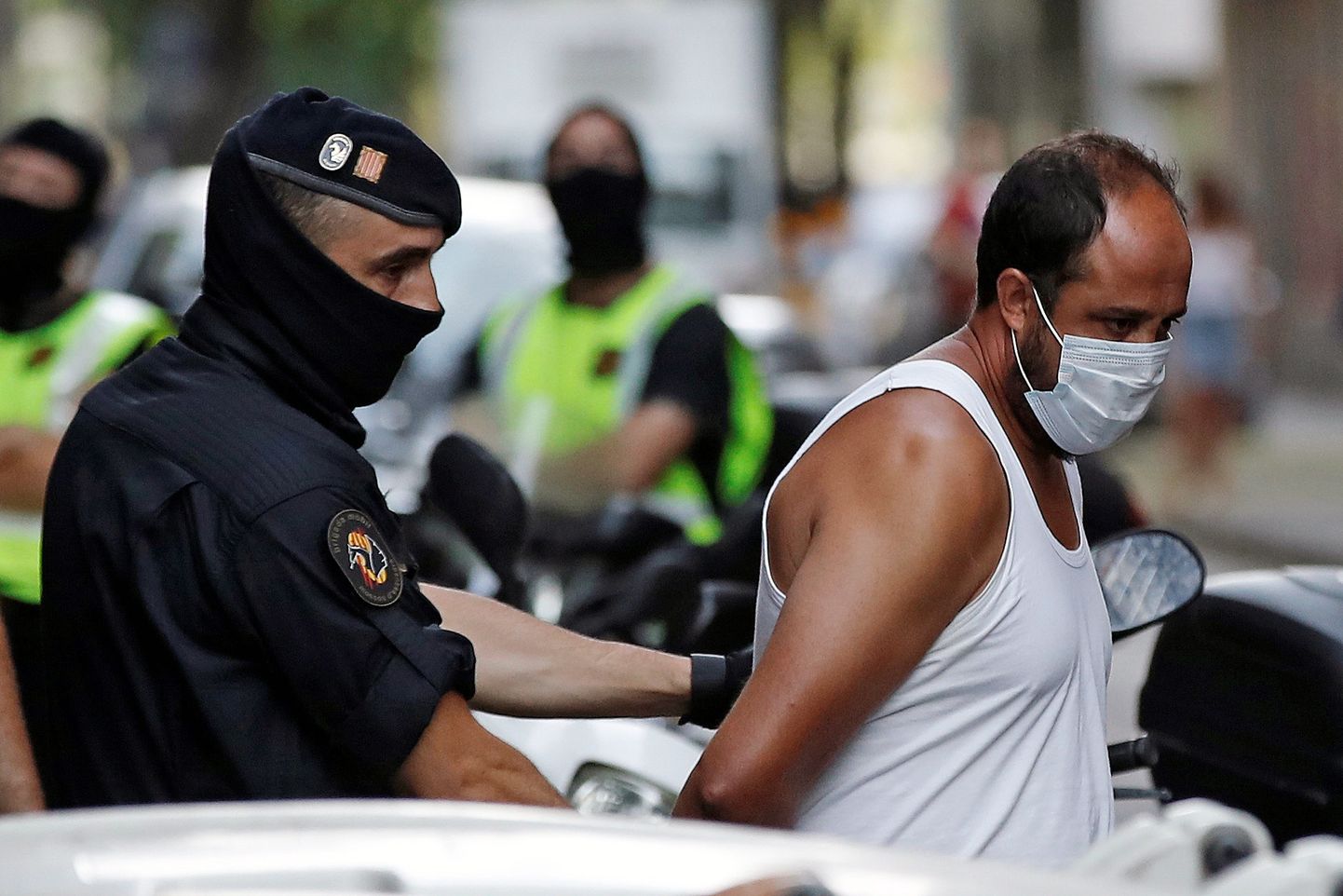 Arvatavate islamistide vastu korraldatud haarangu järel kinni peetud kahtlusaluse transportimine Barcelonas.