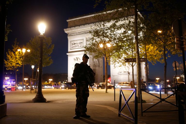 Relvastatud sõdur valvamas Champs-Élysées' avenüül / BENOIT TESSIER/REUTERS/SCANPIX