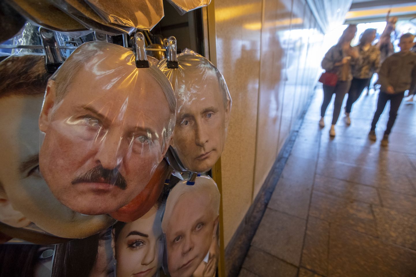 Aleksandra Lukašenko un Vladimira Putina maskas suvenīru veikalā Sanktpēterburgā