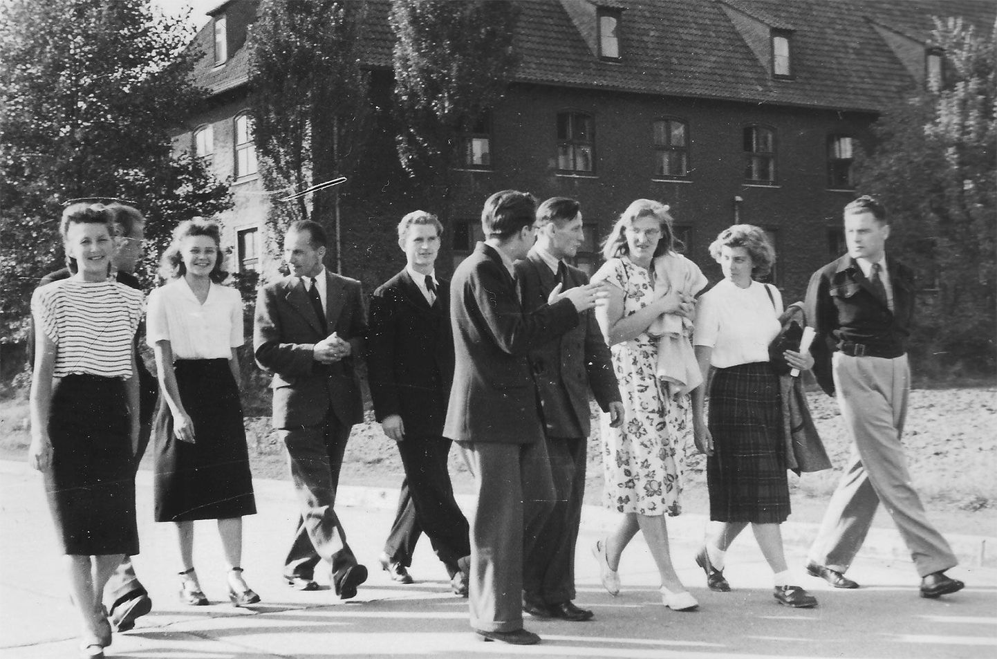 Nagu tudengid ikka – rõõmsad ja elevil. Hamburgi lähedal asuva Pinnebergi sõjaväekasarmutesse kolitud ülikooli kampuses.