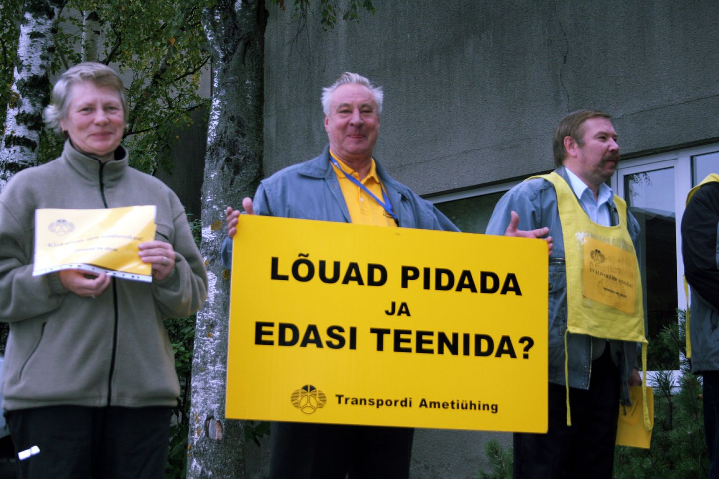 Pärnu transporditöötajate ametiühing protesteerimas GoBusi juhtkonna soovi vastu tugiisiku vallandamise pärast 2006. aasta sügisel.