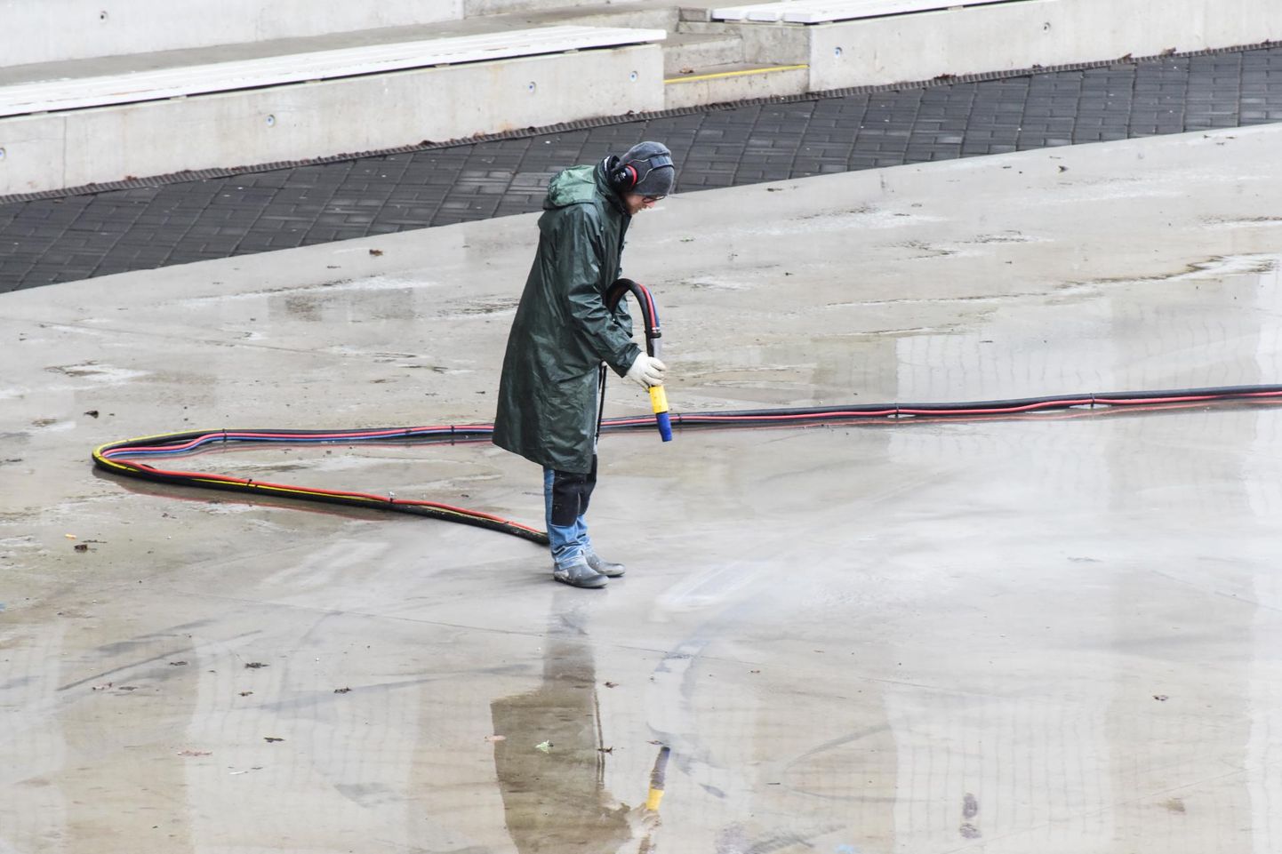 Чтобы убрать следы шин с бетона, горуправа Вильянди заказала чистку содоструйным аппаратом, которую провел Герт-Каупо Кяхр.