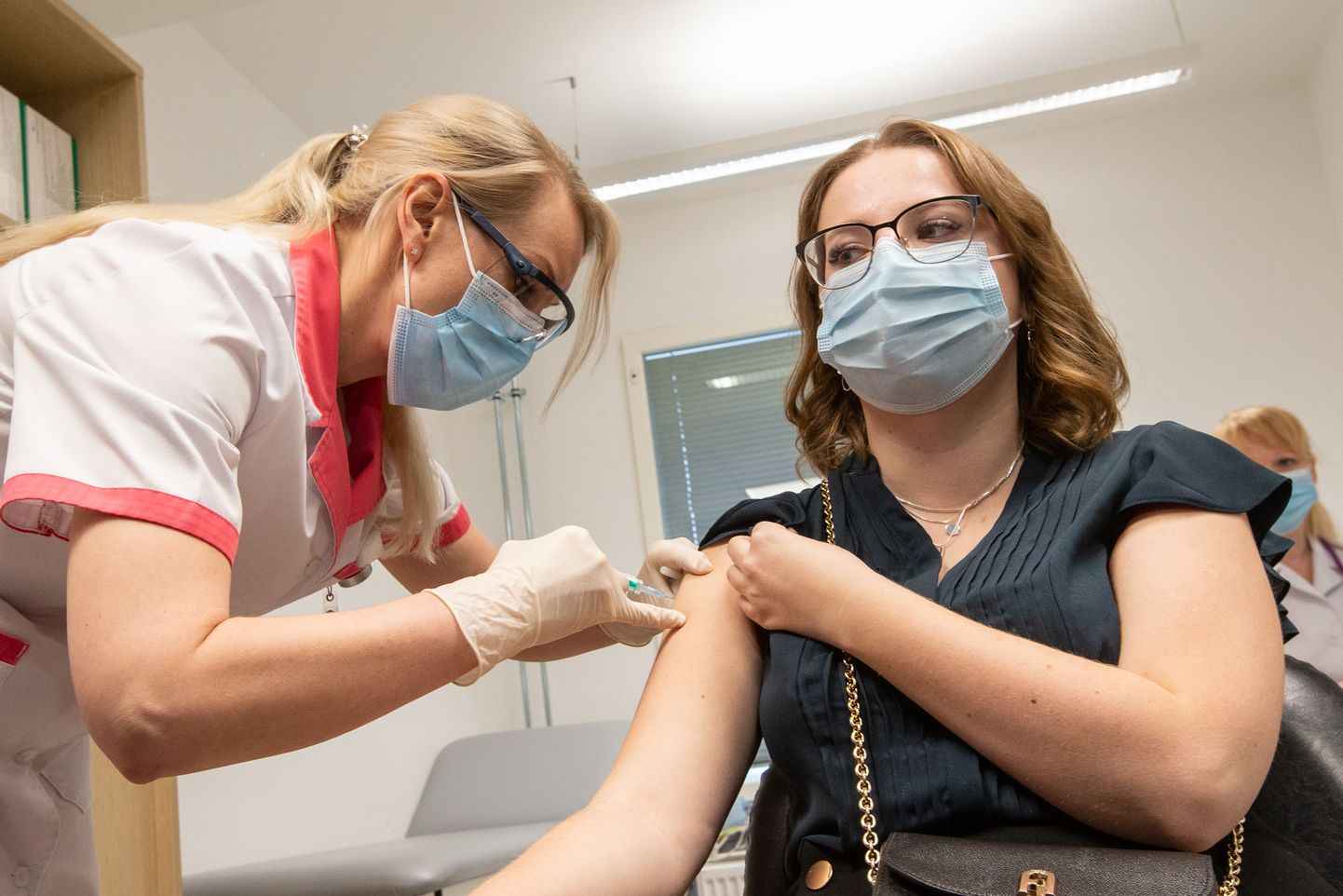 Kohtla-Järve tervisemajas sai 27. detsembril 2020 Eesti esimese vaktsiinisüsti sümboolselt just IVKH arst-resident nakkushaiguste erialal Jelena Rozinko.