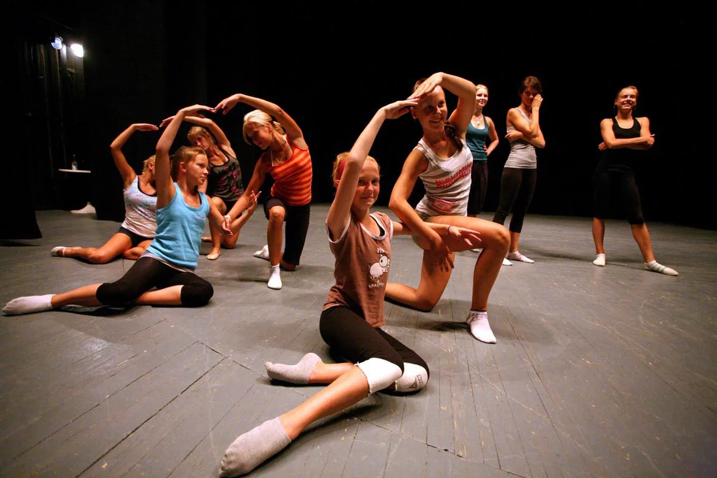 Noored iluvõimlejad õppisid naerulsui moderntantsust ja klassikalisest balletist koosnevat numbrit, mida nad esitavad tantsuetenduses «Dance by Pärt».