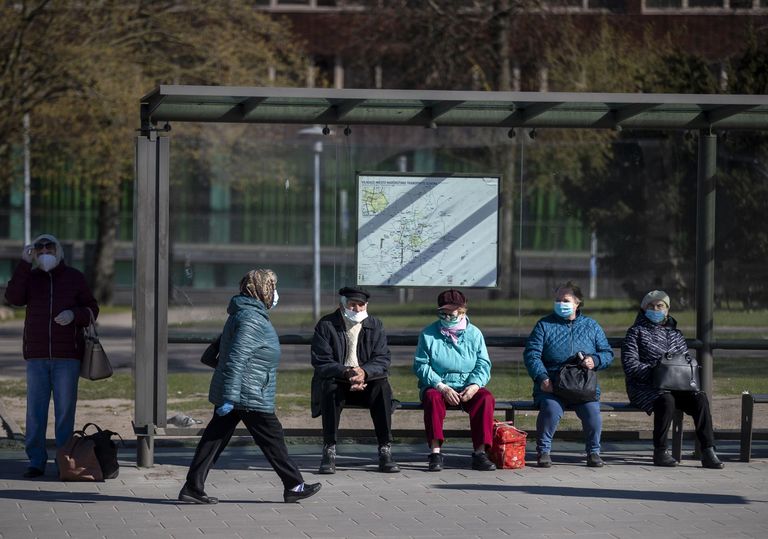 Bussi ootavad inimesed Vilniuses. Leedu kavatseb peagi karantiinimeetmeid leevendada.