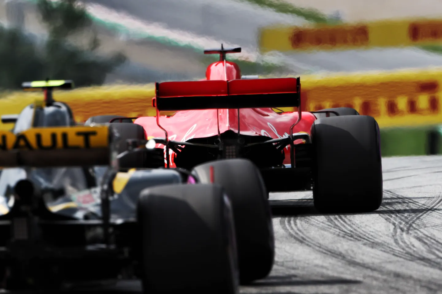 Sebastian Vettel jäi Carlos Sainzile kogemata jalgu ja sai karistada.