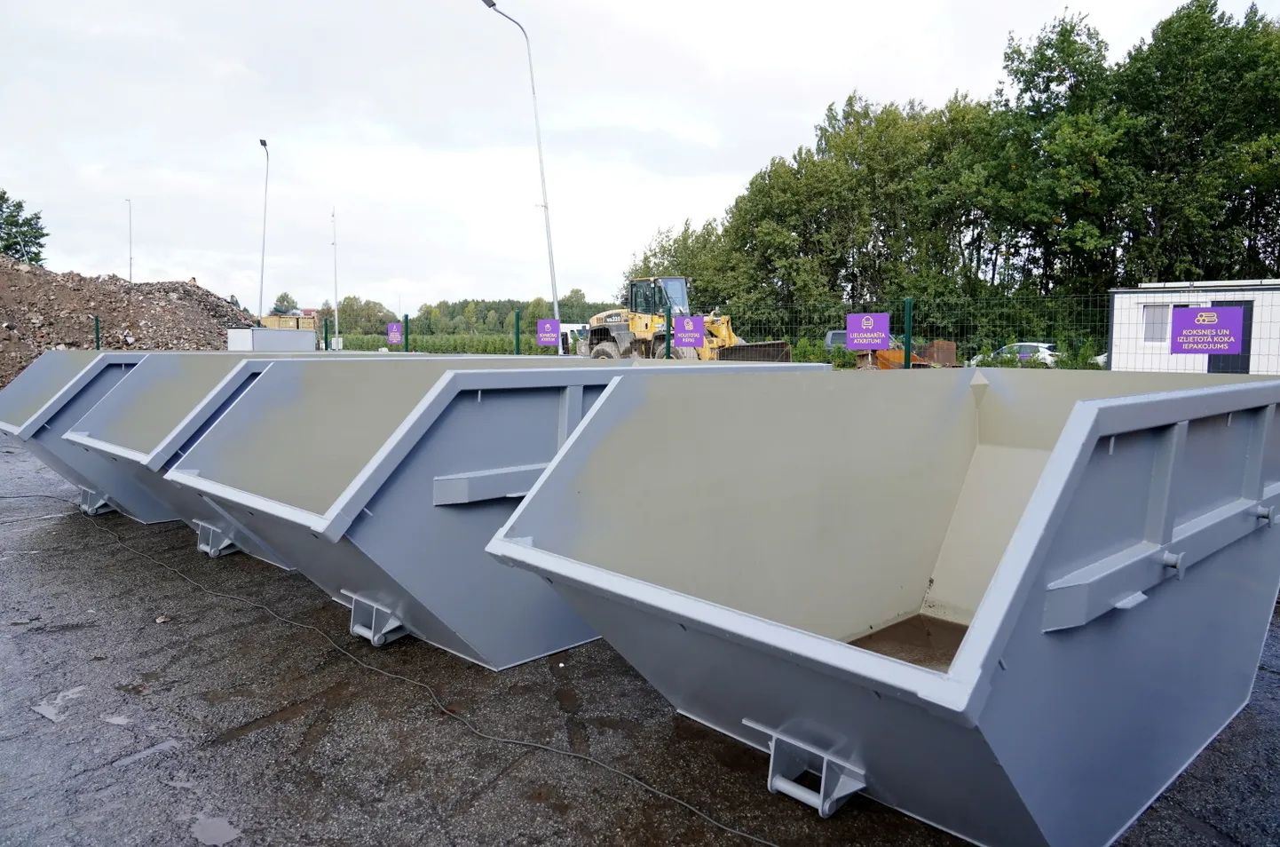 Lielgabarīta atkritumu konteineri apsaimniekošanas uzņēmumu "CleanR" un "CleanR Verso" šķirošanas laukumā "Nomales" Stopiņu pagastā.