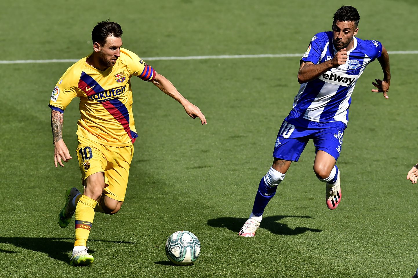 Lionel Messi (vasakul) Alavesi mängija vastu driblamas.