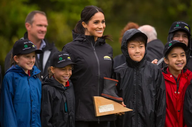 Harry ja Meghan loopisid Uus-Meremaal Aucklandis kummikut. Meghan auhinna ja oma võiduka meeskonnaga