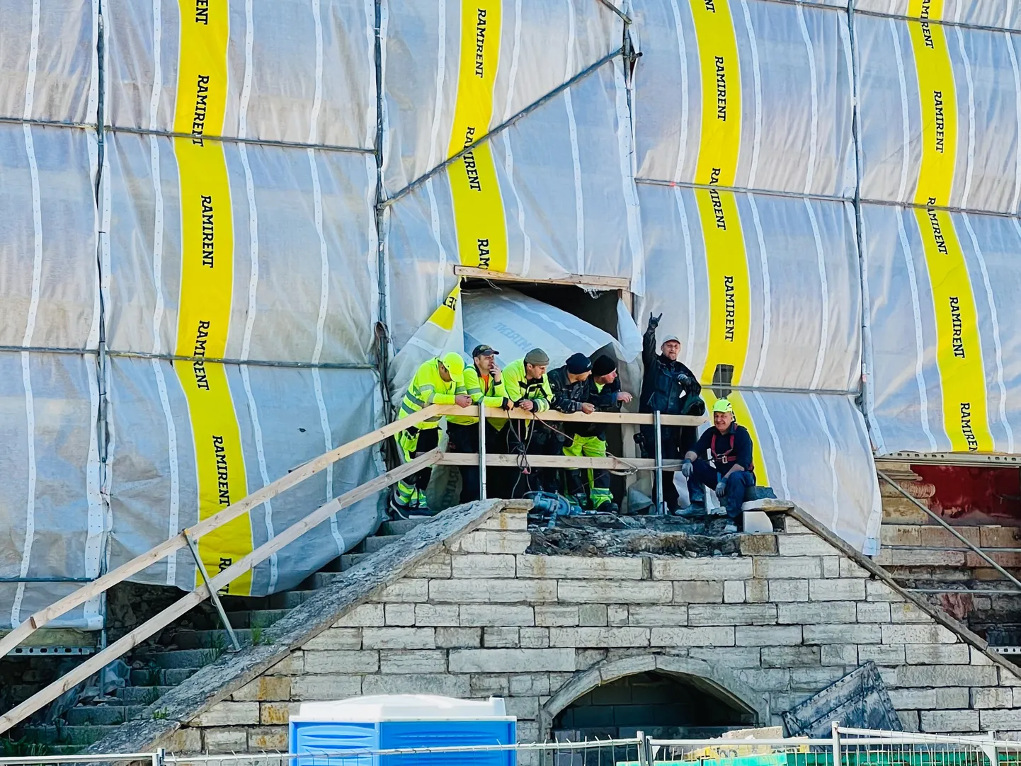 Трудовой перекур на стройплощадке Нарвской ратуши.