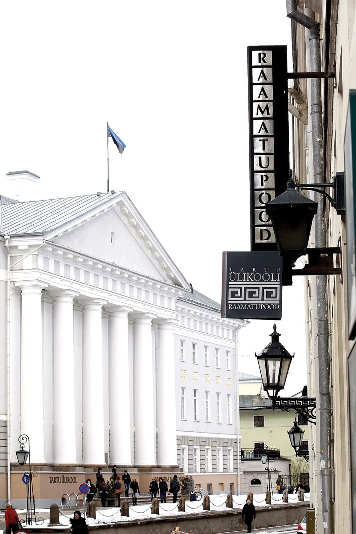 Ülikooli 11 hoones on raamatutega, sealhulgas akadeemilistele ringkondadele tarvilike raamatutega, kaubeldud kümneid ja kümneid aastaid. Alustati juba 19. sajandi lõpus.