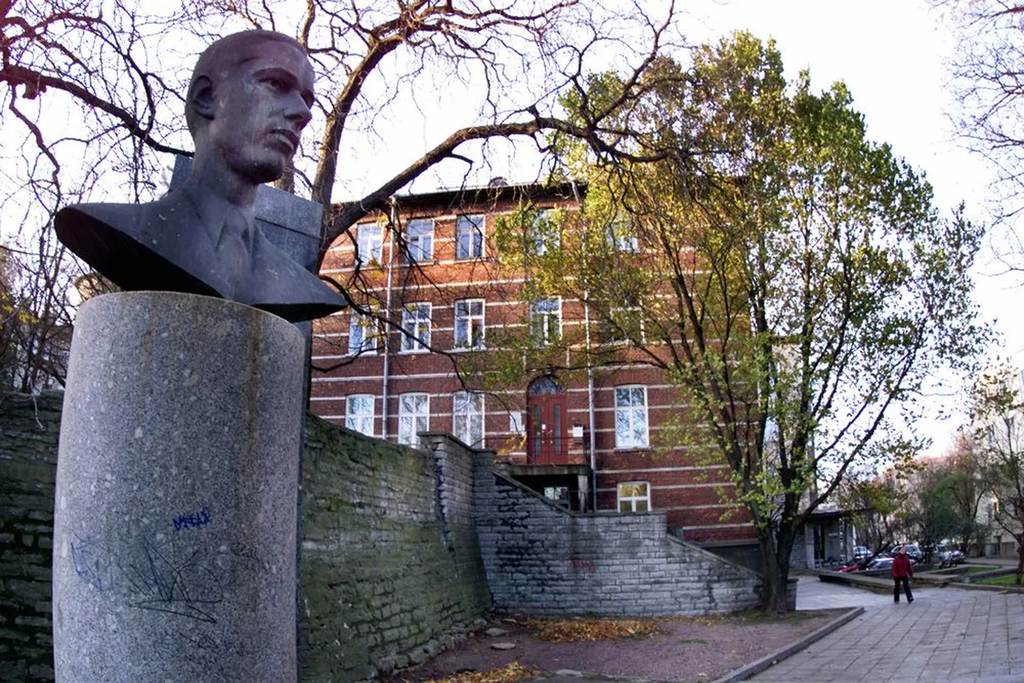 Памятник знаменитому шахматисту Паулю Кересу в Таллинне на Тынисмяги.