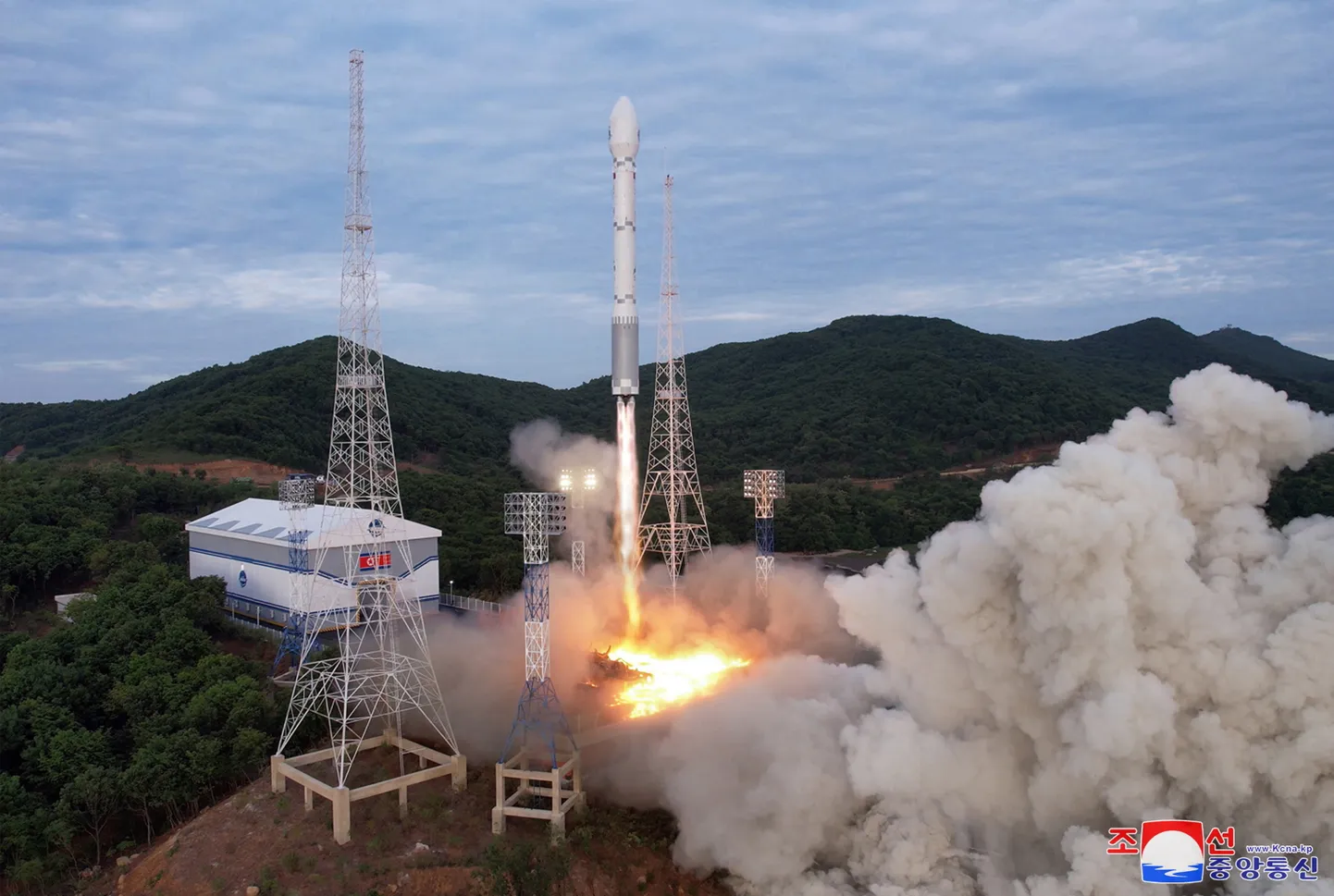 Põhja-Korea kanderaketi start koos luuresatelliidiga 31. mail.