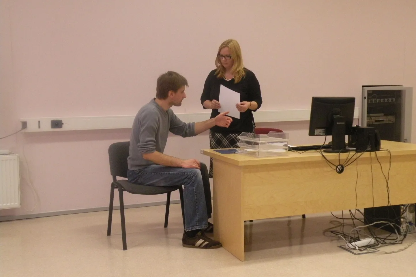 Konkursi võitja Monika Rogenbaum lahendamas situatsioonülesannet näitleja Andres Ojaga.