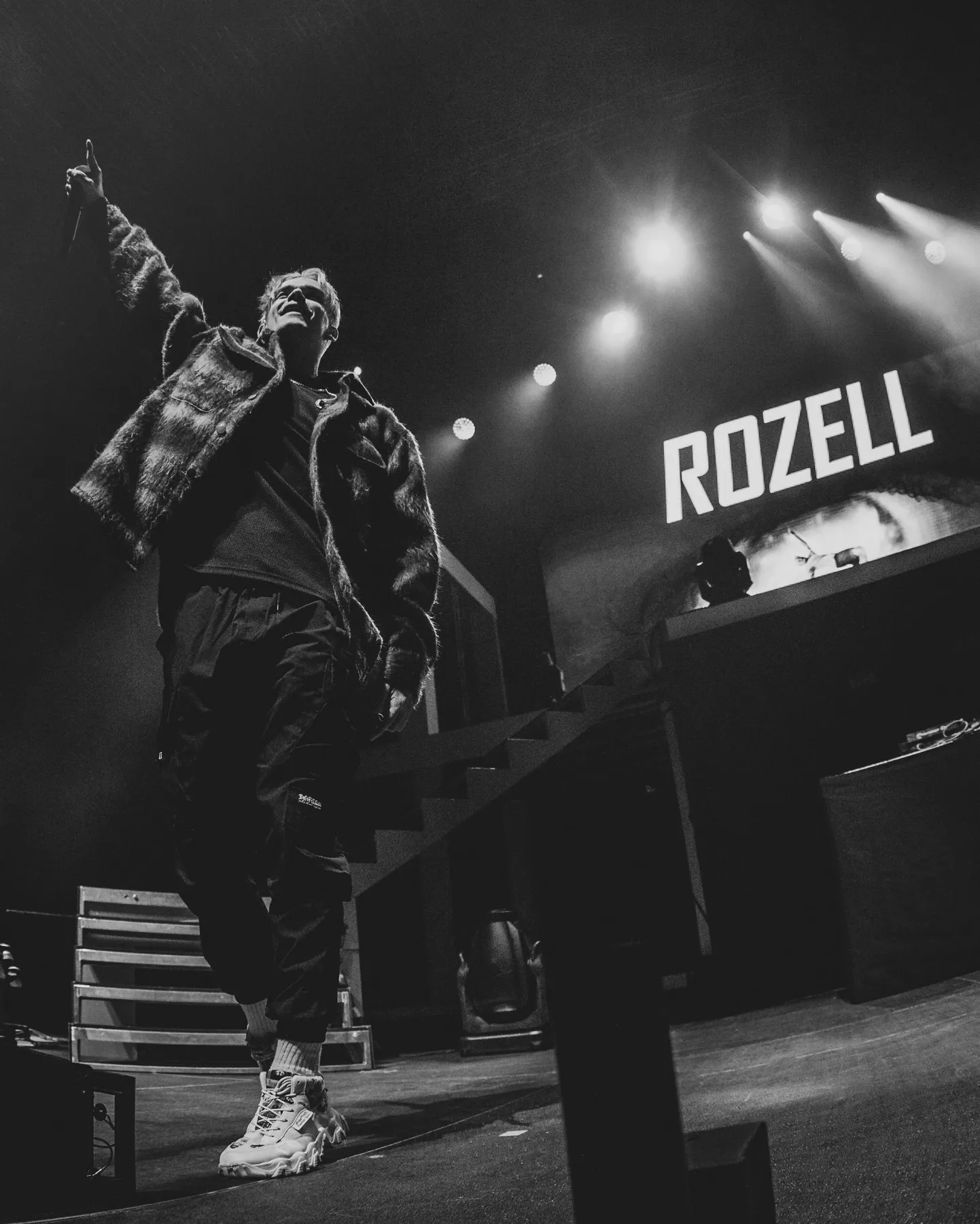 Rozelli artistinime kandev Viljandist pärit Hans Noormets tuli täna välja looga "Closer ft. JVZEL & Zach Sorgen".