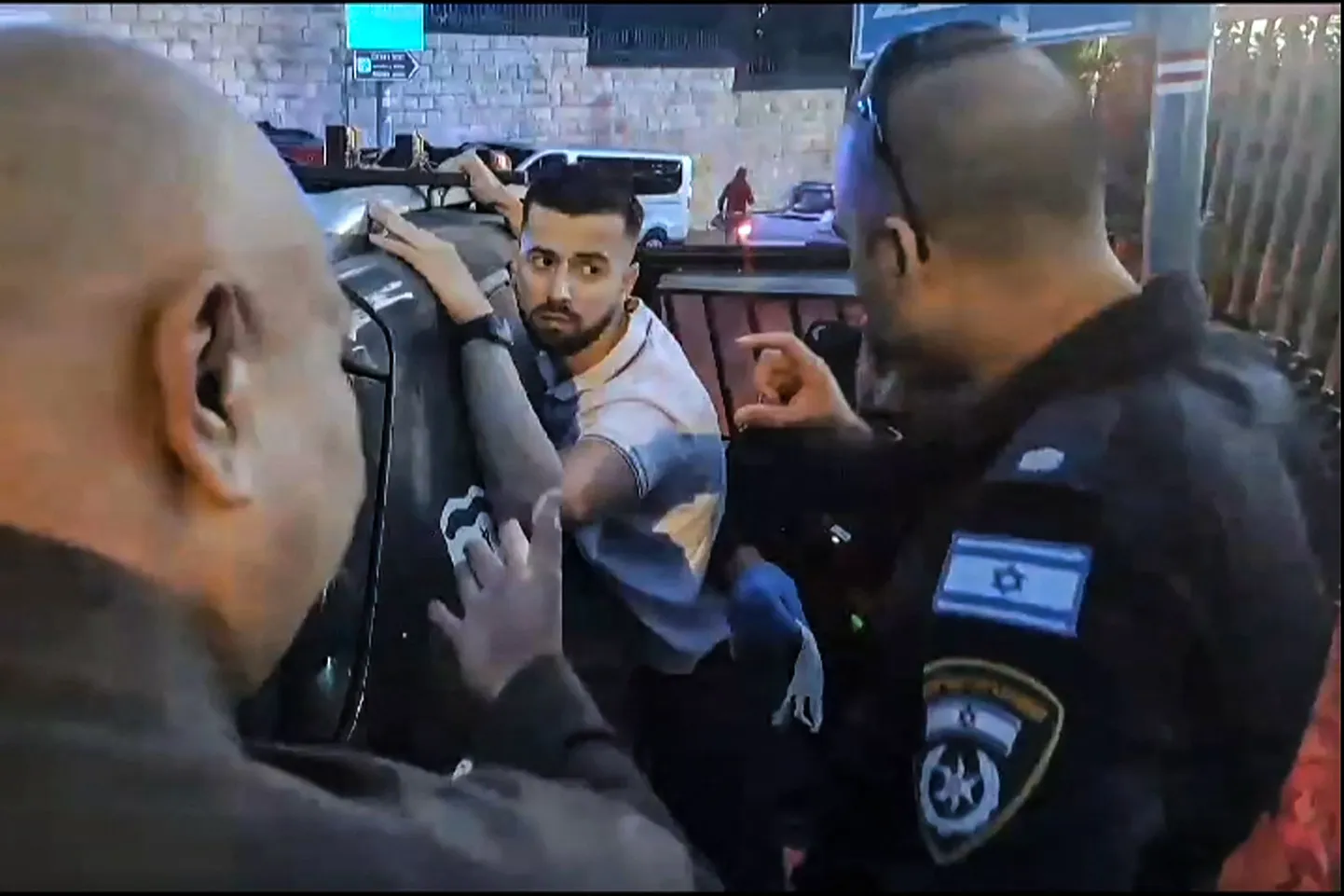 Iisraeli politsei pidamas kinni Prantsuse sandarmit Eleona kirikukompleksis Jeruusalemmas. 7. november 2024.