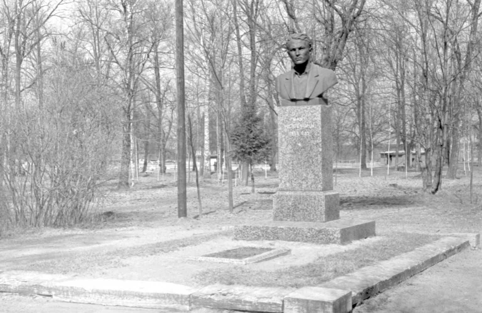 Hans Heidemanni monument Tähtveres.