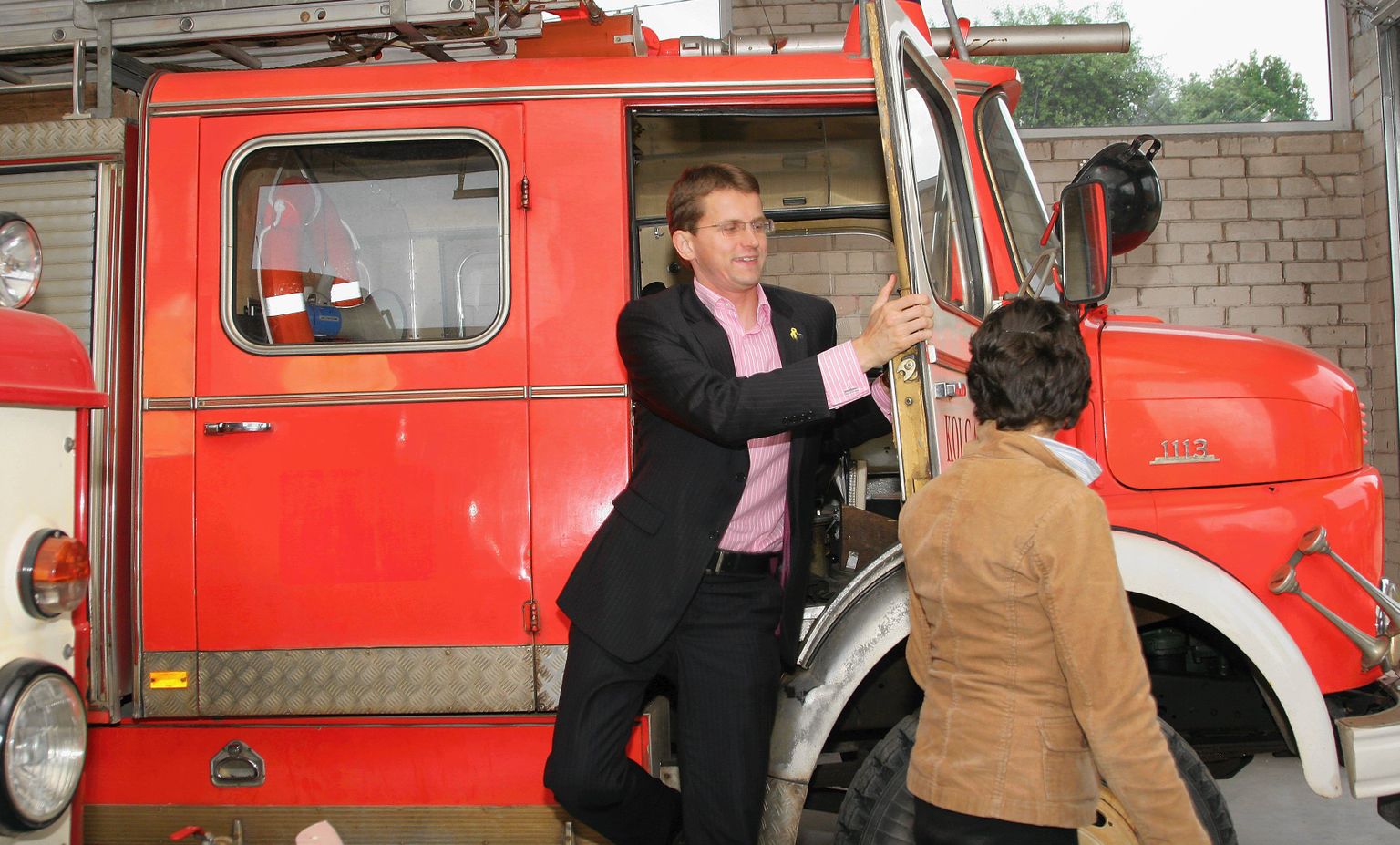 Siseminister Ken-Marti Vaher külastas suve hakul Kolga-Jaani tuletõrjeseltsi ja lubas, et lähemail aastail annab riik vabatahtlike päästjate heaks senisest rohkem.