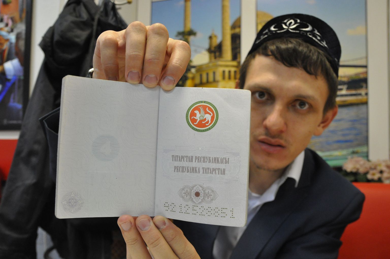 Tatari noor rahvuslane Nail Nabiullin näitab oma Vene kodaniku passis vahelehte kinnitusega, et ta on ka Tatarstani kodanik. „Oma passist“ ei taha tatarlased mingi hinna eest loobuda.