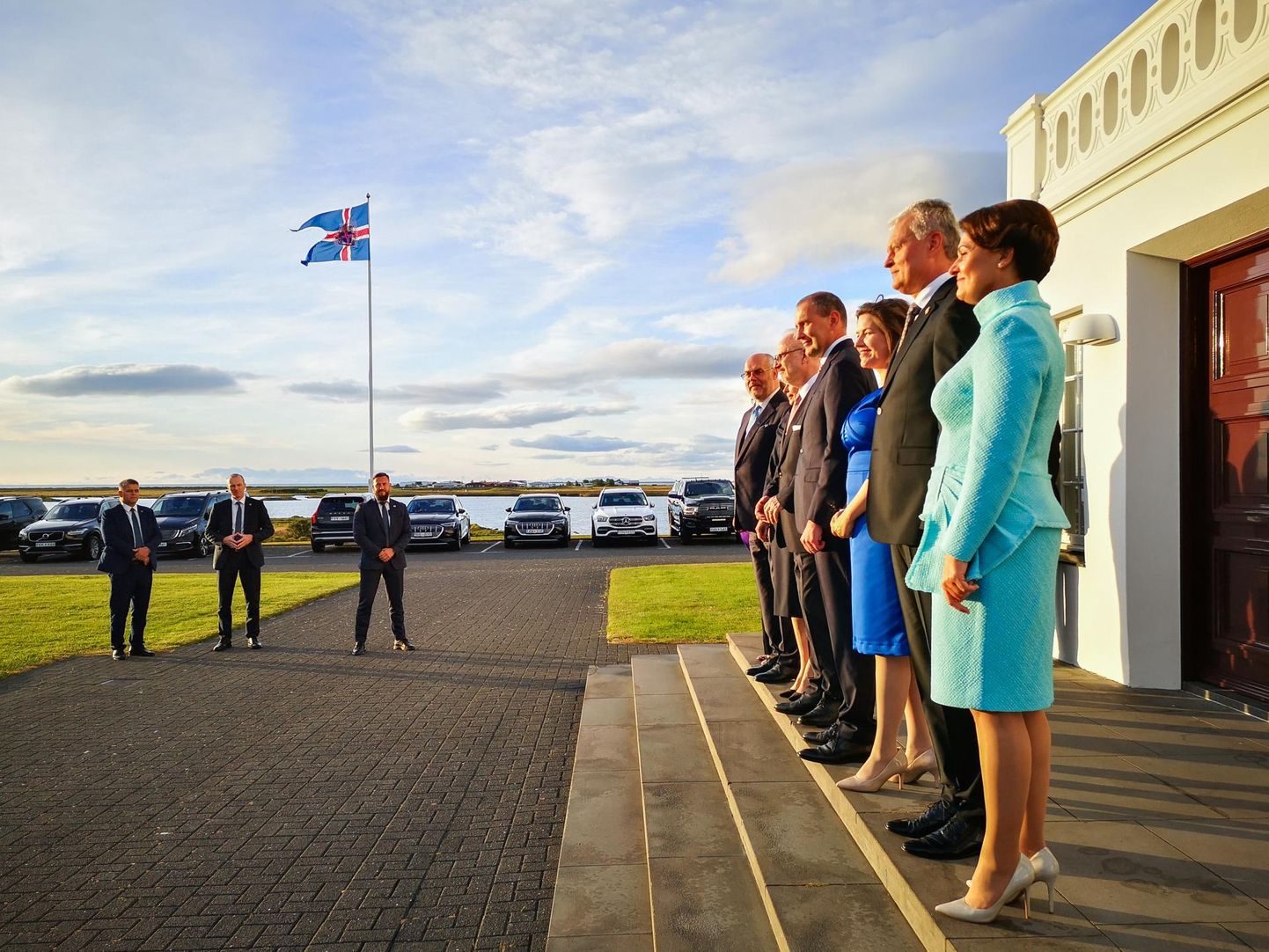 Baltikumi presidendid koos naistega on kogunenud paraadfotoks trepile.