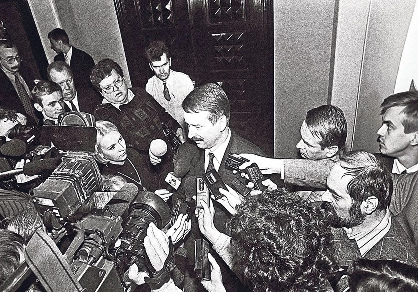 Kuu aega enne Reformierakonna asutamist, 13. oktoobril 1994 on Siim Kallas Isamaa peaministrikandidaadina riigikogus haledalt põrunud ja peab ajakirjanikele seletama, miks nii läks.