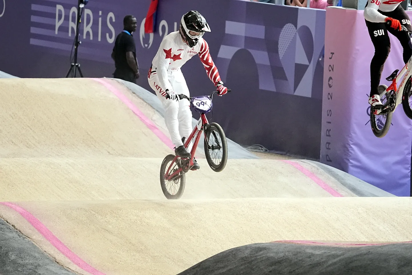 Latvijas BMX riteņbraucējs Kristens Krīgers (nr.996) sacensībās 2024.gada vasaras olimpiskajās spēlēs Parīzē.