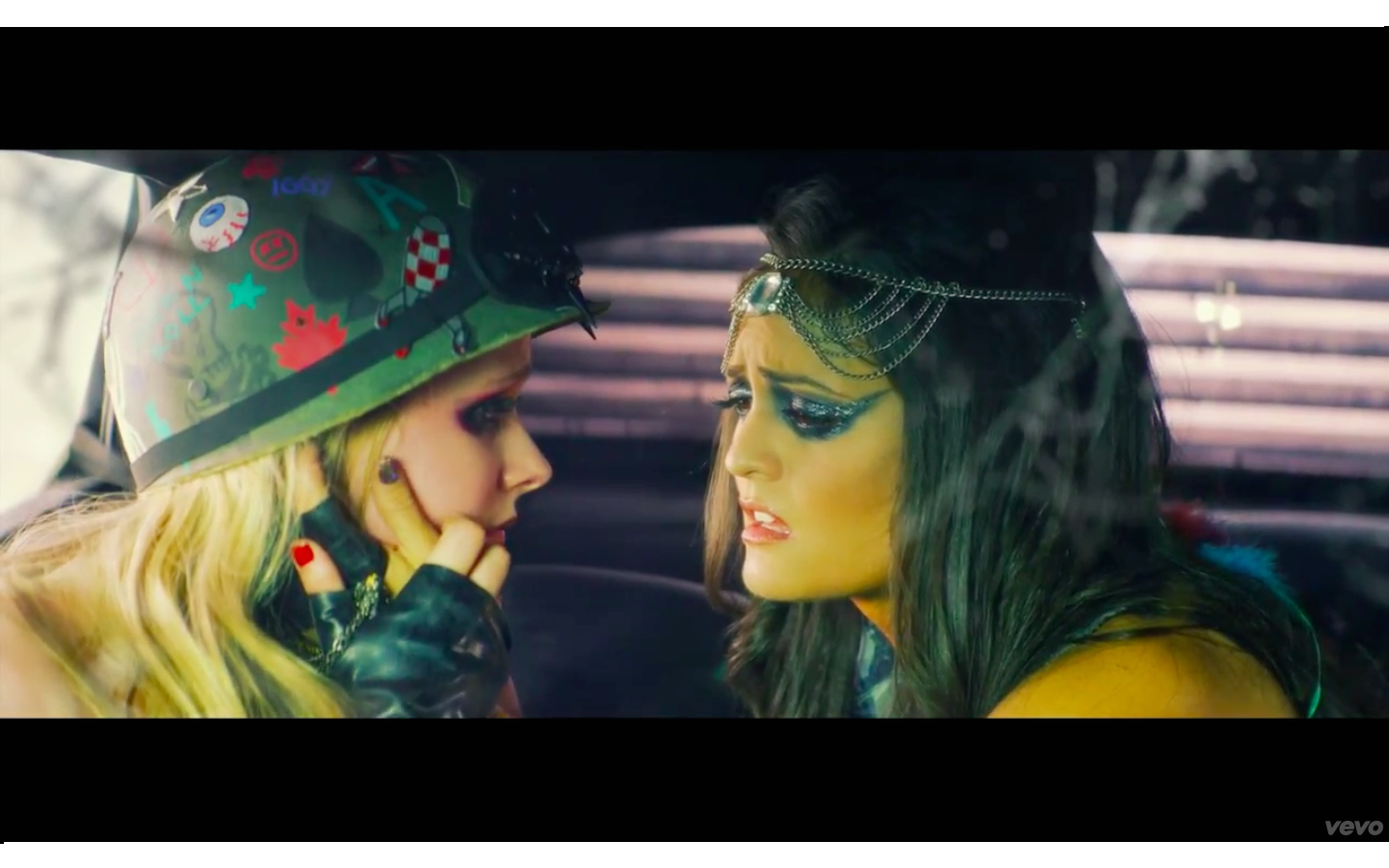 Avril Lavigne ja Danica Keller uues muusikavideos.