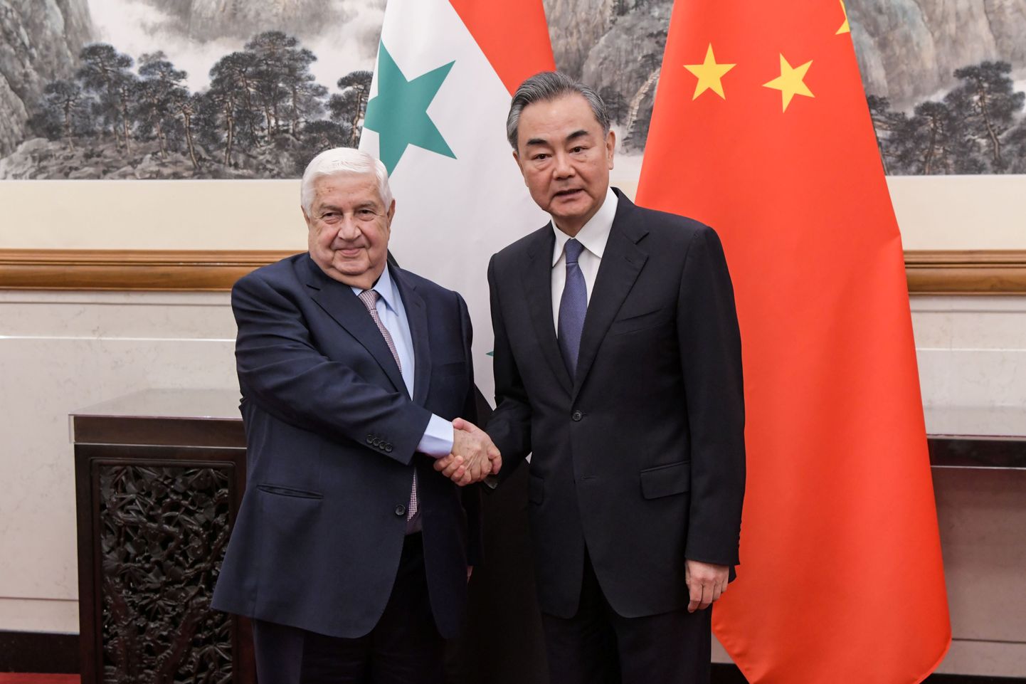 Hiina välisminister Wang Yi (paremal) teisipäeval Pekingis koos Süüria välisministri Walid Muallemiga.