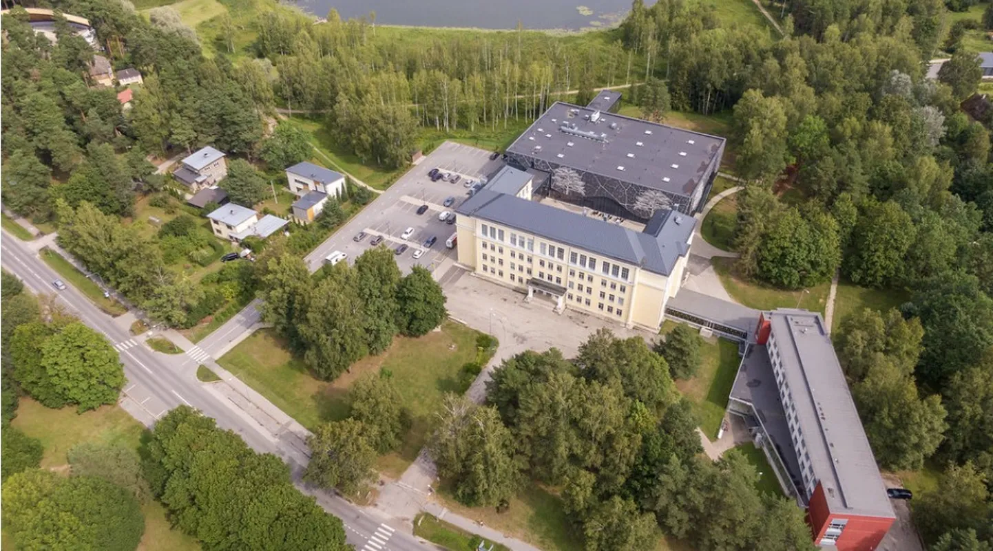 Elvas Tartu maanteel asuva koolimaja juures oleva kahe vöötraja juurde pannakse lisaks nutikad liiklusmärgid, mis annavad valgussignaaliga autojuhtidele märku, kui keegi parasjagu teed ületab.